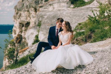 Gelin ve damat bir uçurumun üzerinde