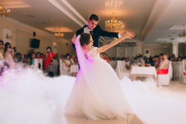 Yeni evliler ilk düğün dansı