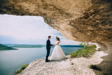 Gelin ve damat bir uçurumun üzerinde