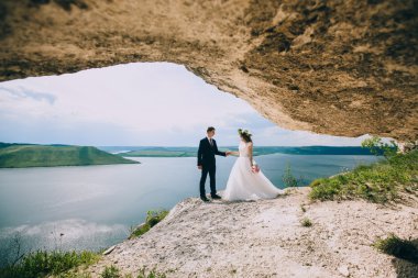 Gelin ve damat bir uçurumun üzerinde