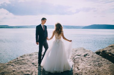 Gelin ve damat bir uçurumun üzerinde