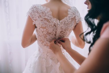 Sabah güzel gelin giyinmiş alır