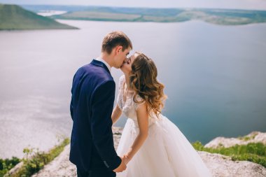 Gelin ve damat bir uçurumun üzerinde