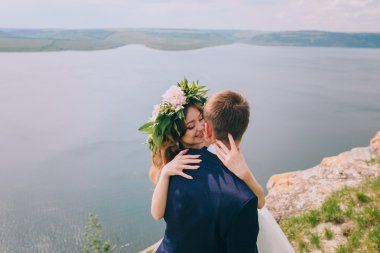 Gelin ve damat bir uçurumun üzerinde