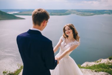 Gelin ve damat bir uçurumun üzerinde
