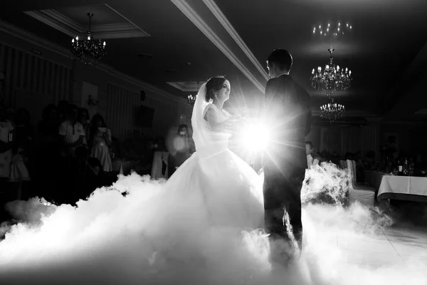 Primeira dança de casamento de recém-casados — Fotografia de Stock