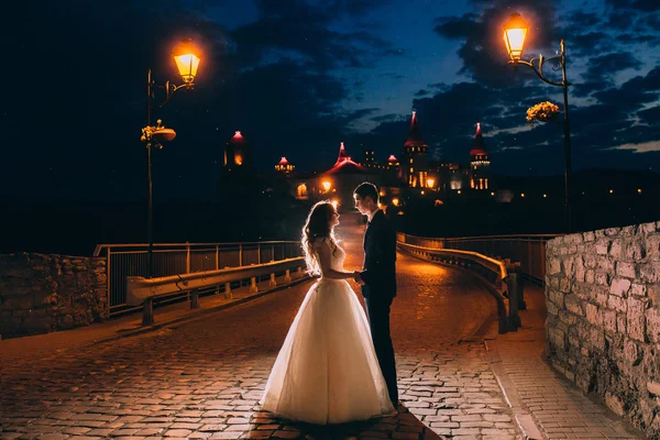 Pareja de boda en la noche —  Fotos de Stock