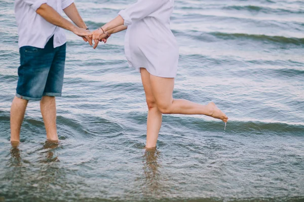 Pareja caminando en la playa — Foto de Stock