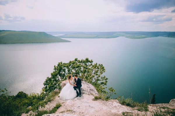 Жених и невеста на скале — стоковое фото