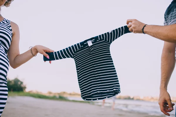 赤ちゃんの服を保持しているカップル — ストック写真