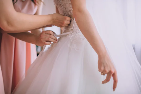 Morning beautiful bride gets dressed — Stock Photo, Image