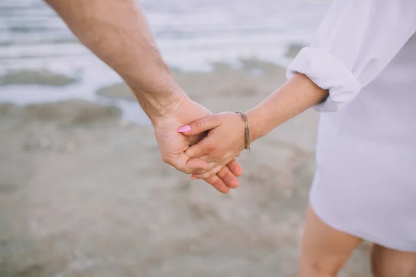 Koppel wandelen op het strand — Stockfoto