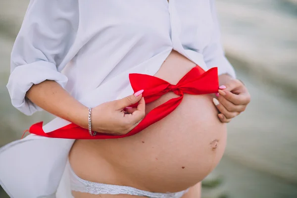 红丝带的孕妇 — 图库照片