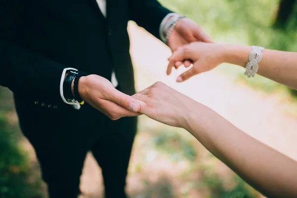 Pareja cogida de la mano — Foto de Stock