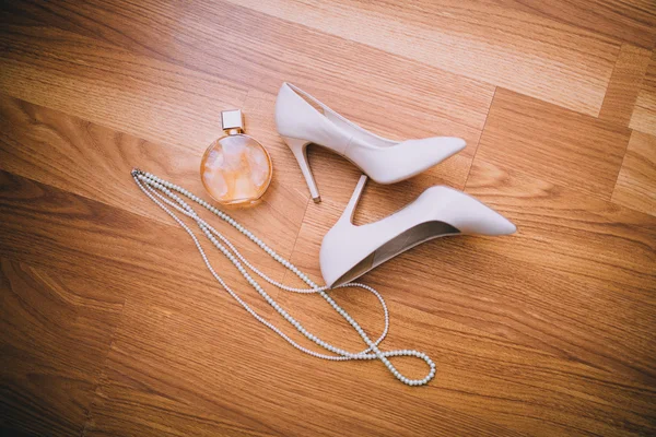 Bruiloft accessoires, schoenen en bloemen — Stockfoto