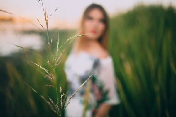 Mujer vestida de blanco en el prado — Foto de Stock