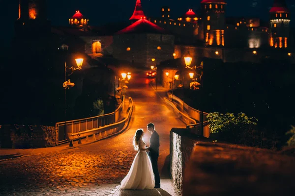 Casal de casamento à noite — Fotografia de Stock