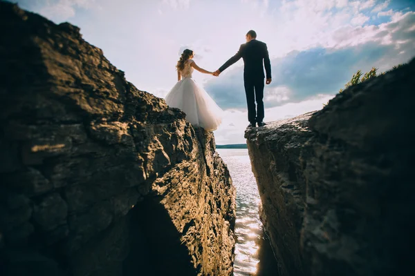 Gelin ve damat bir uçurumun üzerinde — Stok fotoğraf