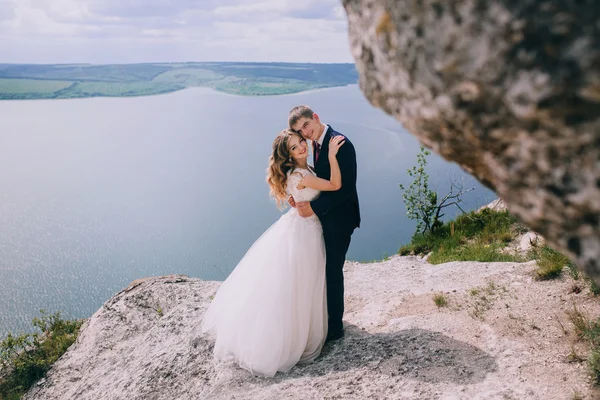 Жених и невеста на скале — стоковое фото