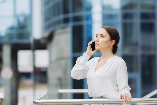 Affärskvinna Som Går Längs Gatan Ett Affärsdistrikt Och Pratar Telefon — Stockfoto