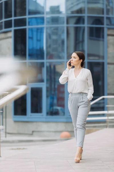 Business Woman Walking Street Business District Talking Phone — Stock Photo, Image