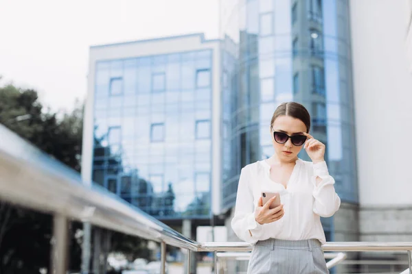 Business Woman Walking Street Business District Checks Her Smartphone — Stock fotografie