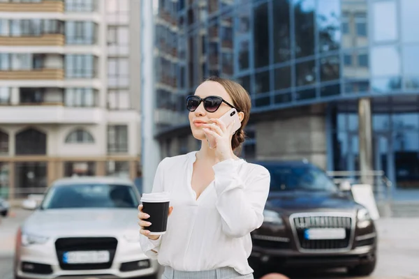 Una Mujer Negocios Caminando Por Calle Distrito Negocios Hablando Por — Foto de Stock