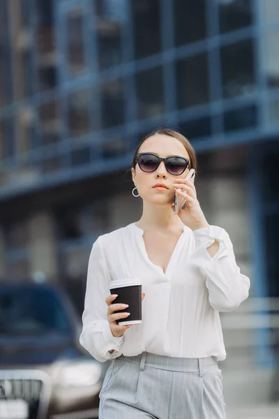 Affärskvinna Som Går Längs Gatan Ett Affärsdistrikt Och Pratar Telefon — Stockfoto