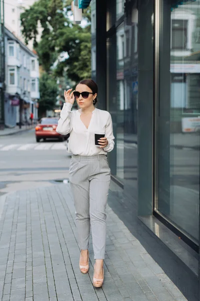 Skott Leende Ung Affärskvinna Använder Sin Mobiltelefon Medan Dricker Kaffe — Stockfoto