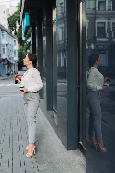 Tiro Sonriente Joven Mujer Negocios Usando Teléfono Móvil Mientras Bebe — Foto de Stock