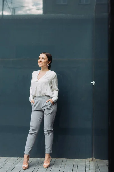 Portrait Femme Affaires Heureuse Debout Dans Rue — Photo