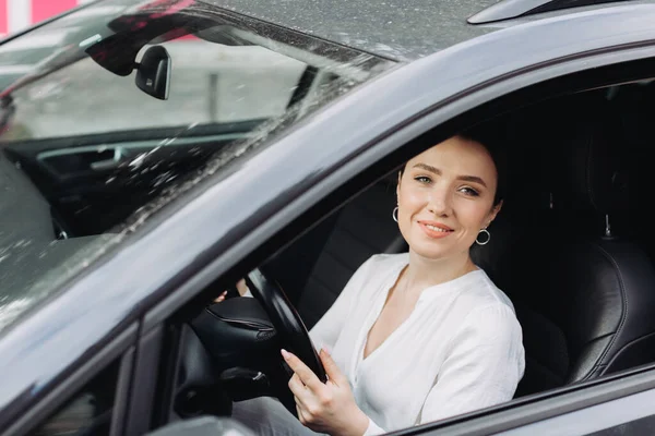 Mujer Joven Conduciendo Coche Ciudad — Foto de Stock