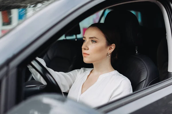 Mujer Joven Conduciendo Coche Ciudad — Foto de Stock