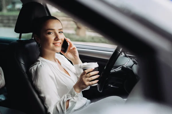 Mujer Bebe Café Comprueba Teléfono Coche Pie Atasco Tráfico — Foto de Stock