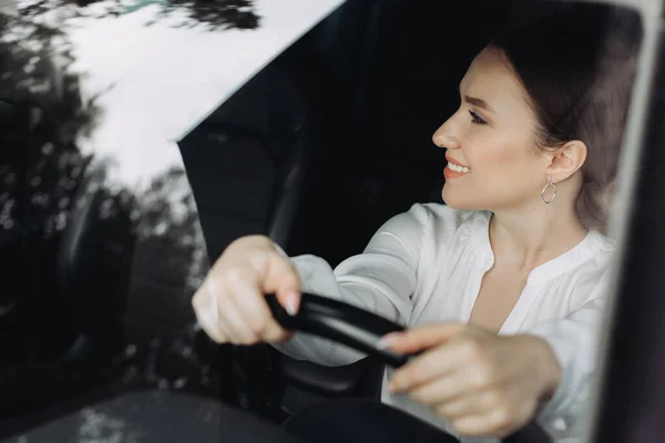 Mujer Joven Conduciendo Coche Ciudad — Foto de Stock