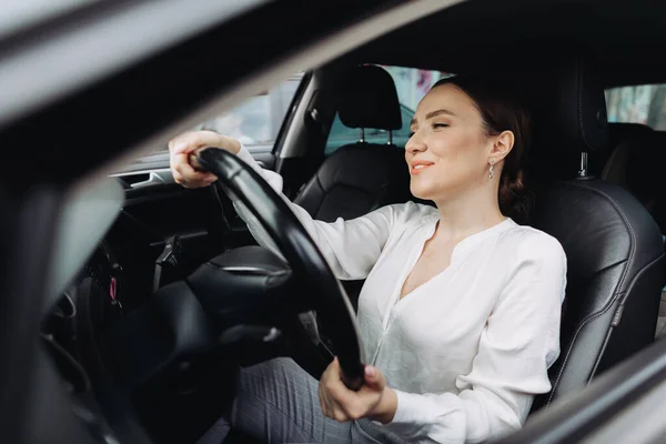 Mujer Joven Conduciendo Coche Ciudad — Foto de Stock