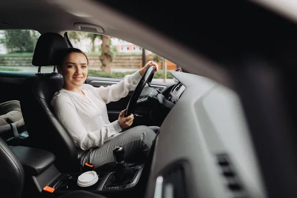 Mujer Joven Conduciendo Coche Ciudad — Foto de Stock