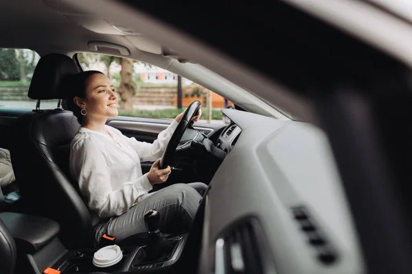 Mujer Joven Conduciendo Coche Ciudad — Foto de Stock