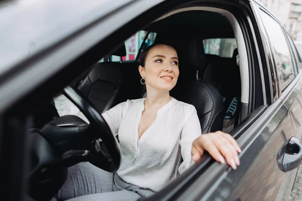 Mujer Joven Conduciendo Coche Ciudad — Foto de Stock