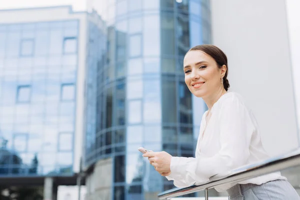 Professional Business Woman Smiling Outdoor — Stock Photo, Image