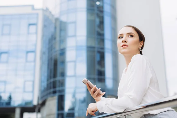 Business Woman Business Center Checks Her Smartphone — Stock Photo, Image