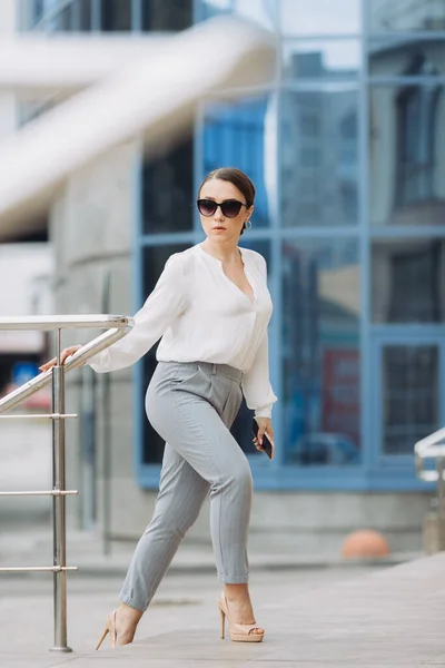 Mooie Vrouw Gaat Naar Het Werk Wandelen Buurt Van Kantoorgebouw — Stockfoto