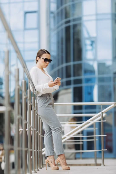 Businesswoman Odesílání Zprávy Chytrým Telefonem — Stock fotografie