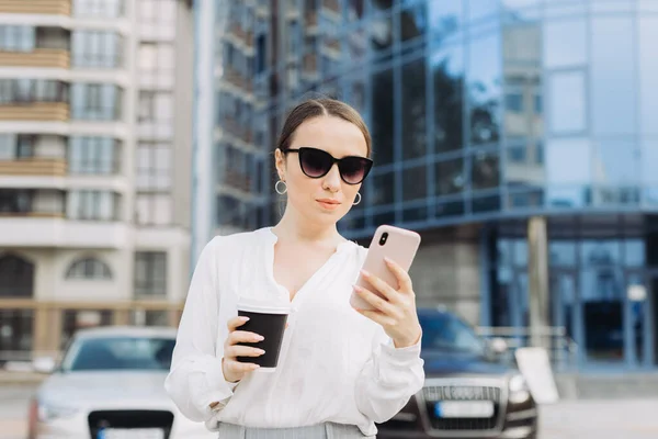 Business Woman Promenad Gatan Affärsdistriktet Kontrollerar Sin Smartphone — Stockfoto