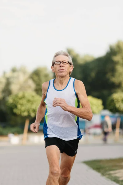 Homem Mais Velho Está Envolvido Correr Livre Foto Alta Qualidade — Fotografia de Stock