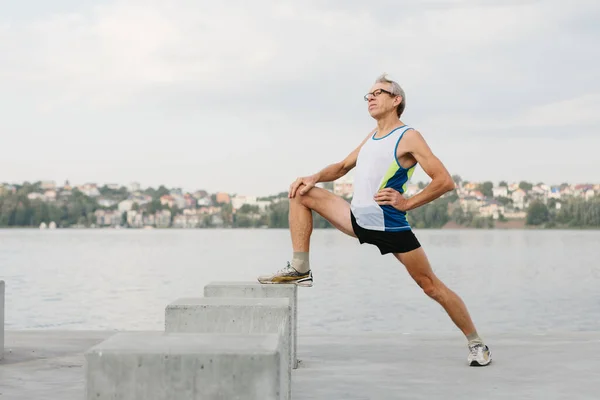 Uomo Anziano Impegnato Nello Sport Sul Argine Del Lago Foto — Foto Stock