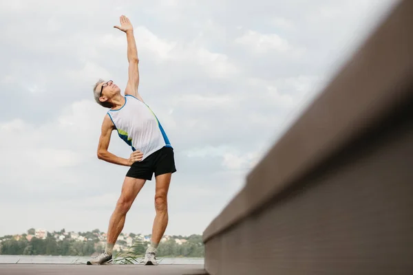 Homem Sênior Está Envolvido Esportes Dique Lago Foto Alta Qualidade — Fotografia de Stock