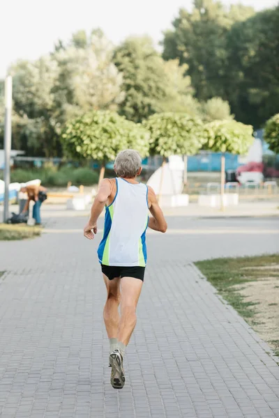 Äldre Man Engagerad Att Springa Den Friska Luften Högkvalitativt Foto — Stockfoto