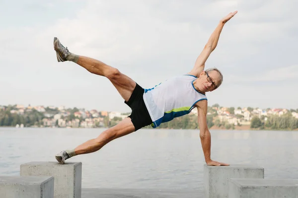 Senior Věnuje Sportu Břehu Jezera Kvalitní Fotografie — Stock fotografie