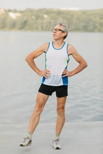 Homem Sênior Está Envolvido Esportes Dique Lago Foto Alta Qualidade — Fotografia de Stock